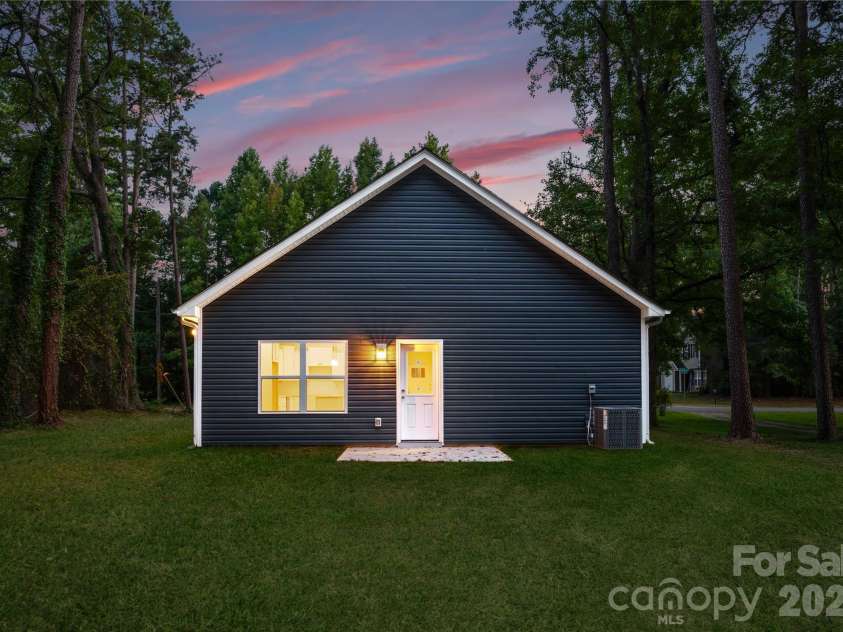 8201 Dow Road, Charlotte, NC 28269.  MLS# CAR4370621, YatesRealty ID 14863. Representation