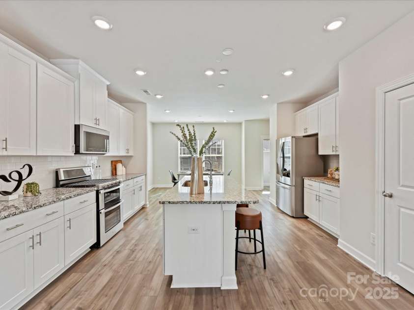 2610 Greenmarket Drive, Charlotte, NC 28217.  MLS# CAR4233387, YatesRealty ID 14864. Beautiful kitchen with upgraded ss appli - including a GAS range!