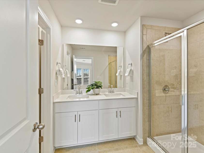 2610 Greenmarket Drive, Charlotte, NC 28217.  MLS# CAR4233387, YatesRealty ID 14864. Primary Bath