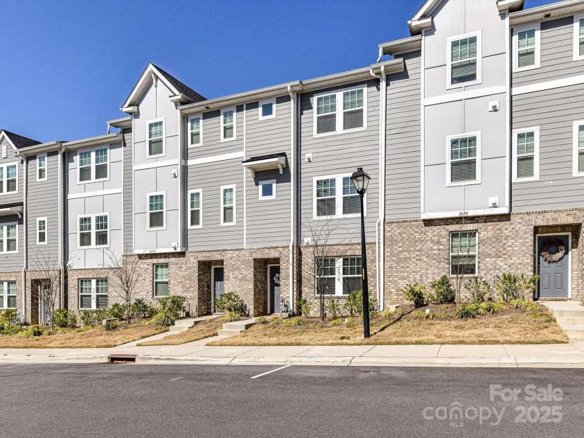 2610 Greenmarket Drive, Charlotte, NC 28217.  MLS# CAR4233387, YatesRealty ID 14864. Welcome to 2610 Greenmarket!