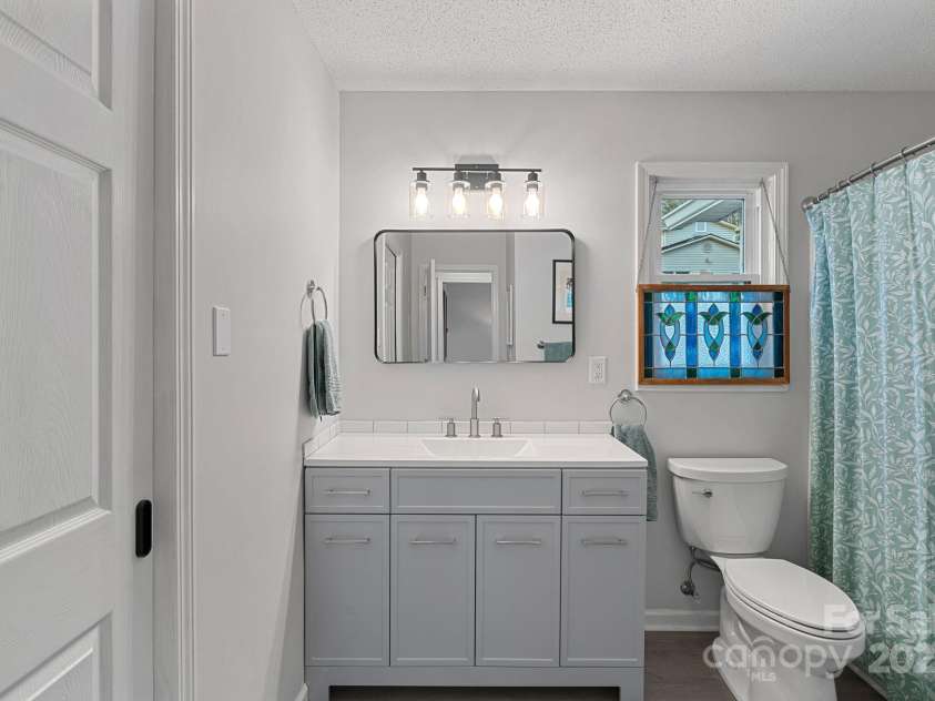 1665 Sherwood Court, Sherrills Ford, NC 28673.  MLS# CAR4223633, YatesRealty ID 14866. Full Bathroom on the main level has tub/shower combo