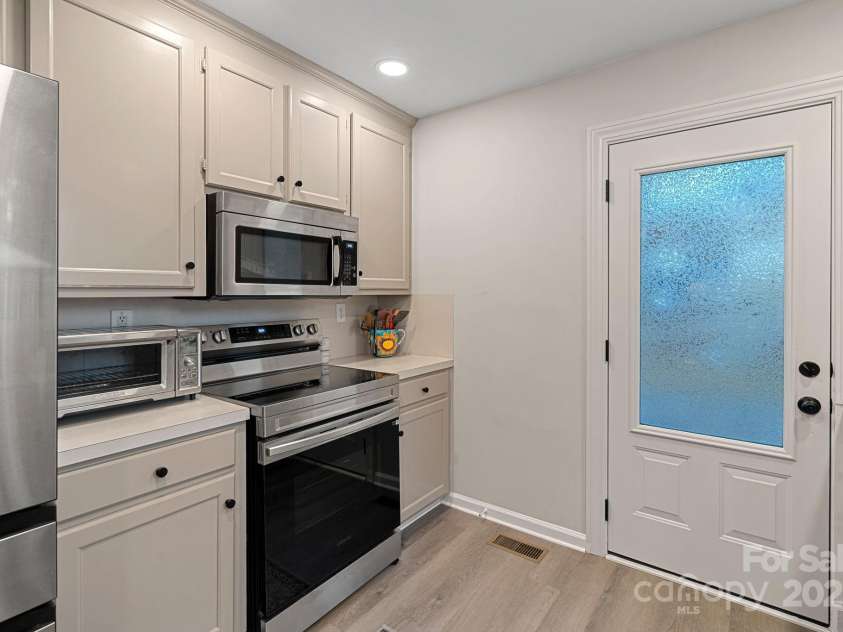 1665 Sherwood Court, Sherrills Ford, NC 28673.  MLS# CAR4223633, YatesRealty ID 14866. Newer smooth cooktop range and microwave hood