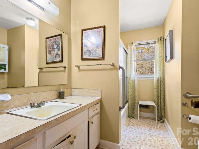 2200 Gaffney Road, Shelby, NC 28152.  MLS# CAR4371064, YatesRealty ID 14868. 
