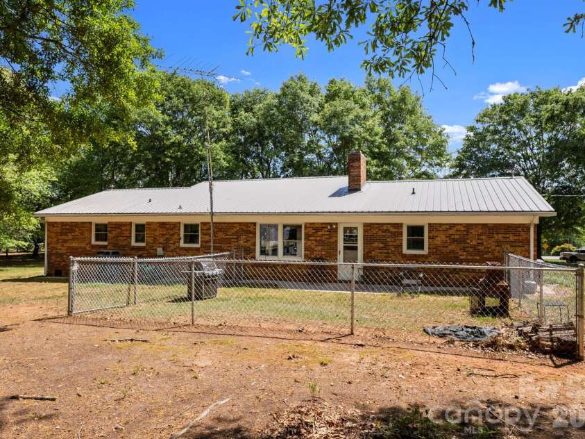 2200 Gaffney Road, Shelby, NC 28152.  MLS# CAR4371064, YatesRealty ID 14868. 