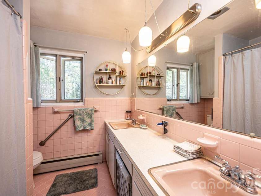 145 21st Avenue, Hickory, NC 28601.  MLS# CAR4364023, YatesRealty ID 14869. 