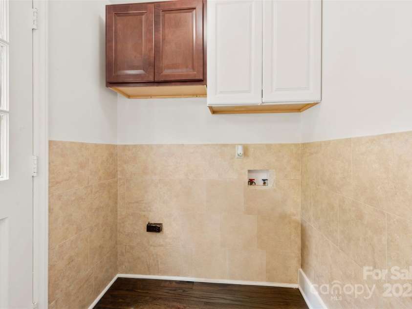 1316 Fox Run Drive, Charlotte, NC 28212.  MLS# CAR4235193, YatesRealty ID 14870. Laundry Room