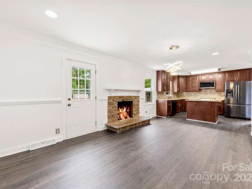 1316 Fox Run Drive, Charlotte, NC 28212.  MLS# CAR4235193, YatesRealty ID 14870. Wood burning fireplace