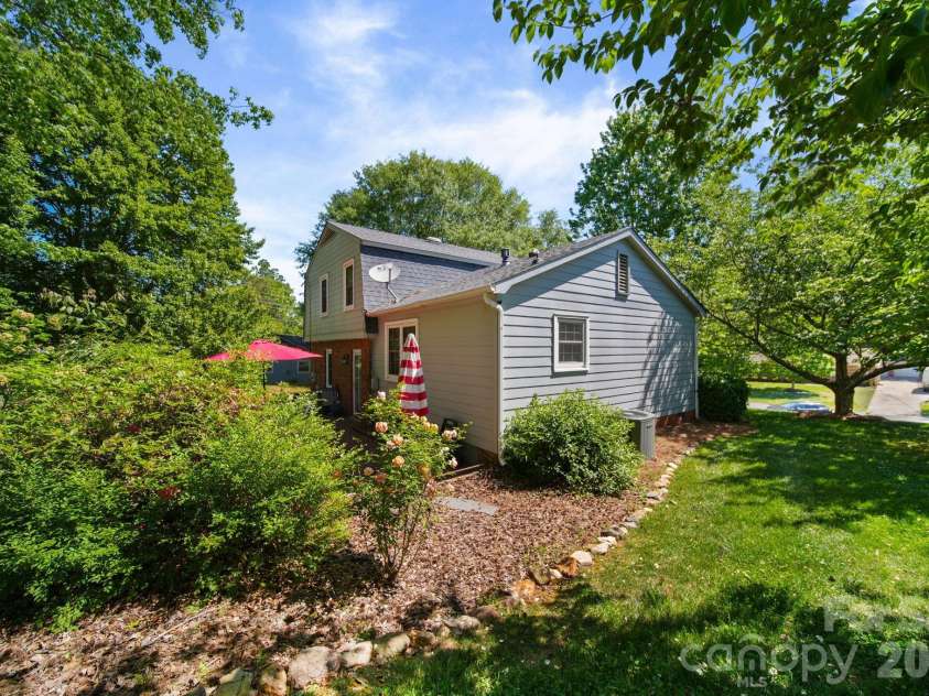 2165 Gaines Avenue, Gastonia, NC 28054.  MLS# CAR4372244, YatesRealty ID 14870. 