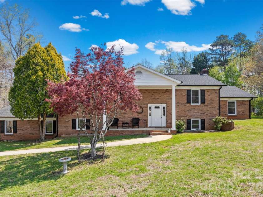 4206 Wimbledon Drive, Dallas, NC 28034.  MLS# CAR4362707, YatesRealty ID 14872. 