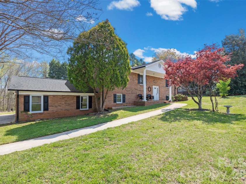 4206 Wimbledon Drive, Dallas, NC 28034.  MLS# CAR4362707, YatesRealty ID 14872. 