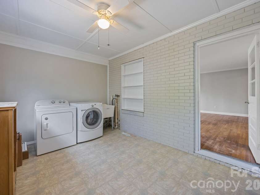 127 Lilly Avenue, Salisbury, NC 28144.  MLS# CAR4367272, YatesRealty ID 14873. This space offers so much potential! 