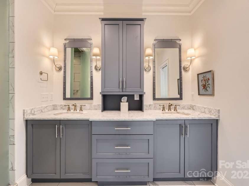 2034 Sharon Lane, Charlotte, NC 28211.  MLS# CAR4237884, YatesRealty ID 14875. Primary Bath