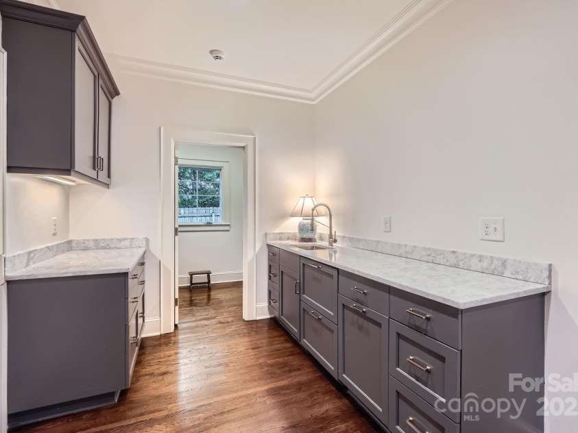 2034 Sharon Lane, Charlotte, NC 28211.  MLS# CAR4237884, YatesRealty ID 14875. Wet Bar and Walk-in Pantry