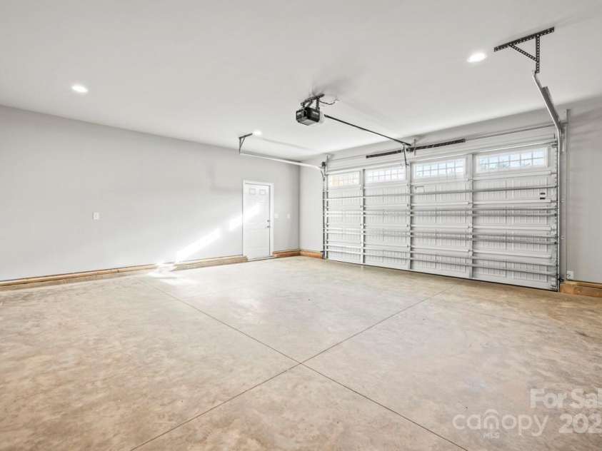 3146 Captains Cove Lane, Lincolnton, NC 28092.  MLS# CAR4199105, YatesRealty ID 14879. 542 sq. ft. garage