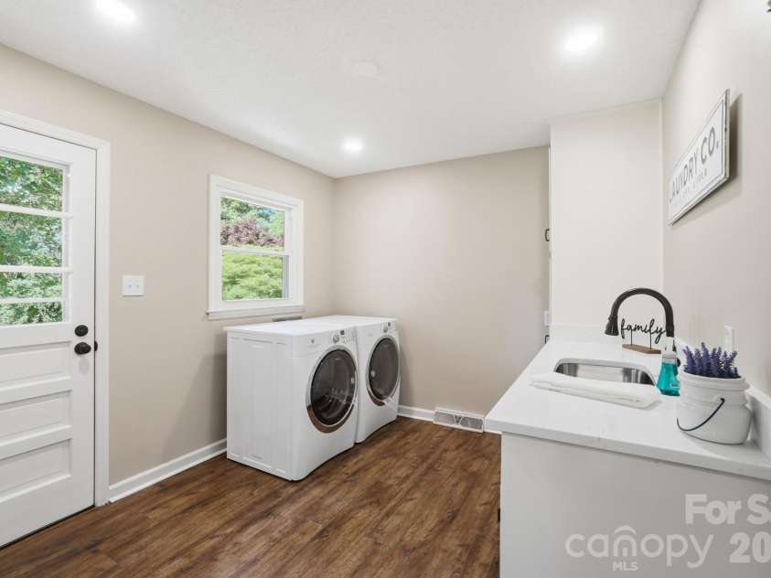 2814 Williams Road, Matthews, NC 28105.  MLS# CAR4372223, YatesRealty ID 14882. Spacious Laundry Room w/back entry