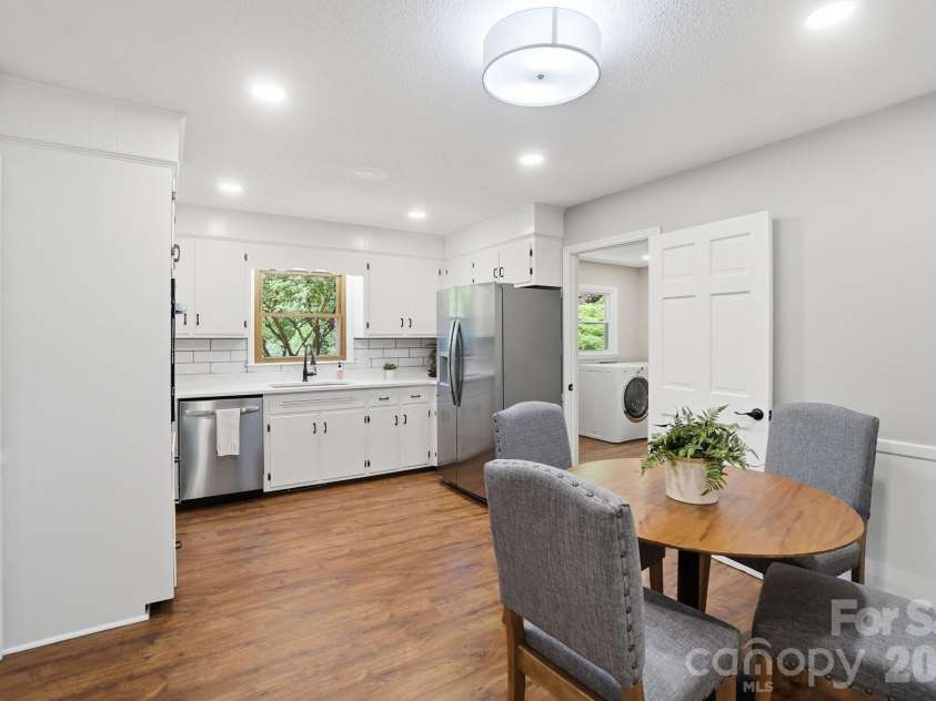2814 Williams Road, Matthews, NC 28105.  MLS# CAR4372223, YatesRealty ID 14882. Updated Kitchen with breakfast nook