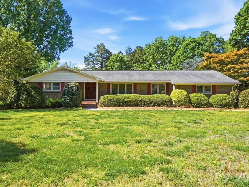 2814 Williams Road, Matthews, NC 28105.  MLS# CAR4372223, YatesRealty ID 14882. Welcome Home!!