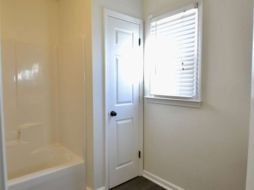 413 Hidden Creek Circle, Salisbury, NC 28147.  MLS# CAR4317143, YatesRealty ID 14883. Hall Bath