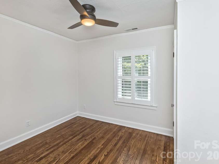 180 Tacoma Circle, Asheville, NC 28801.  MLS# CAR4370430, YatesRealty ID 14884. 
