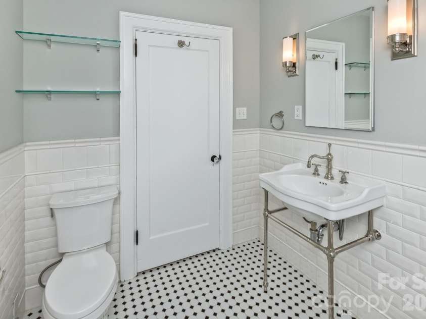 180 Tacoma Circle, Asheville, NC 28801.  MLS# CAR4370430, YatesRealty ID 14884. 