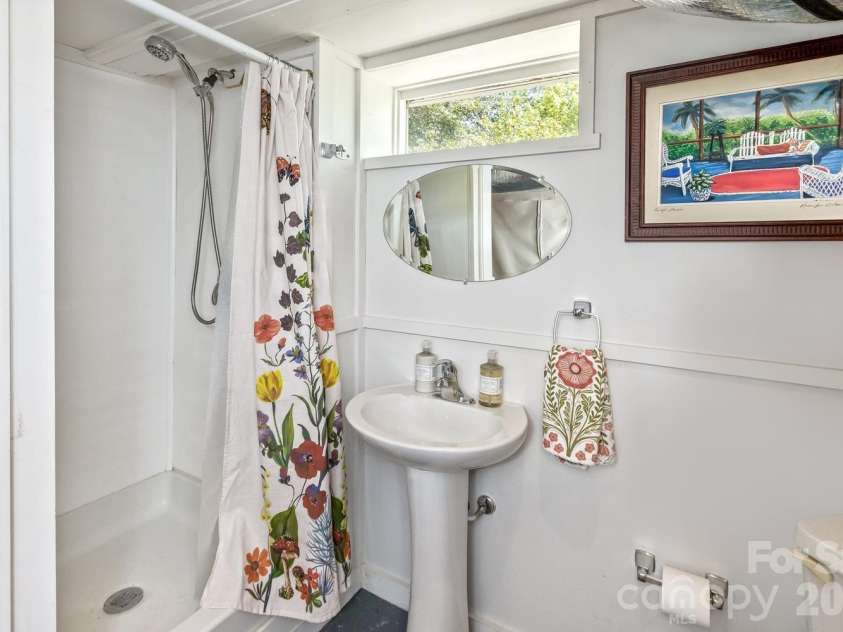 180 Tacoma Circle, Asheville, NC 28801.  MLS# CAR4370430, YatesRealty ID 14884. Basement level full bath 