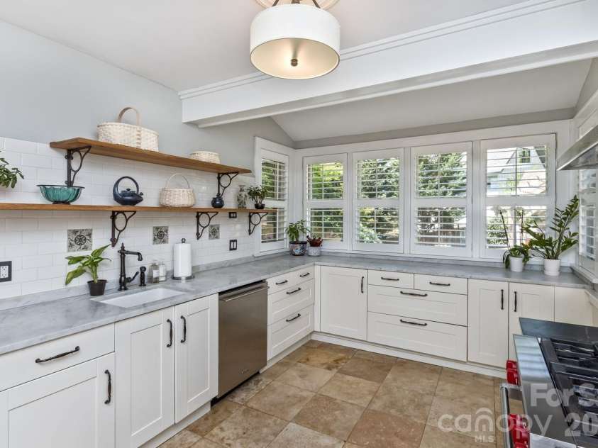 180 Tacoma Circle, Asheville, NC 28801.  MLS# CAR4370430, YatesRealty ID 14884. Generous counter top space 