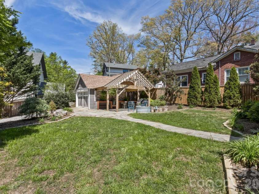 180 Tacoma Circle, Asheville, NC 28801.  MLS# CAR4370430, YatesRealty ID 14884. Level yard 