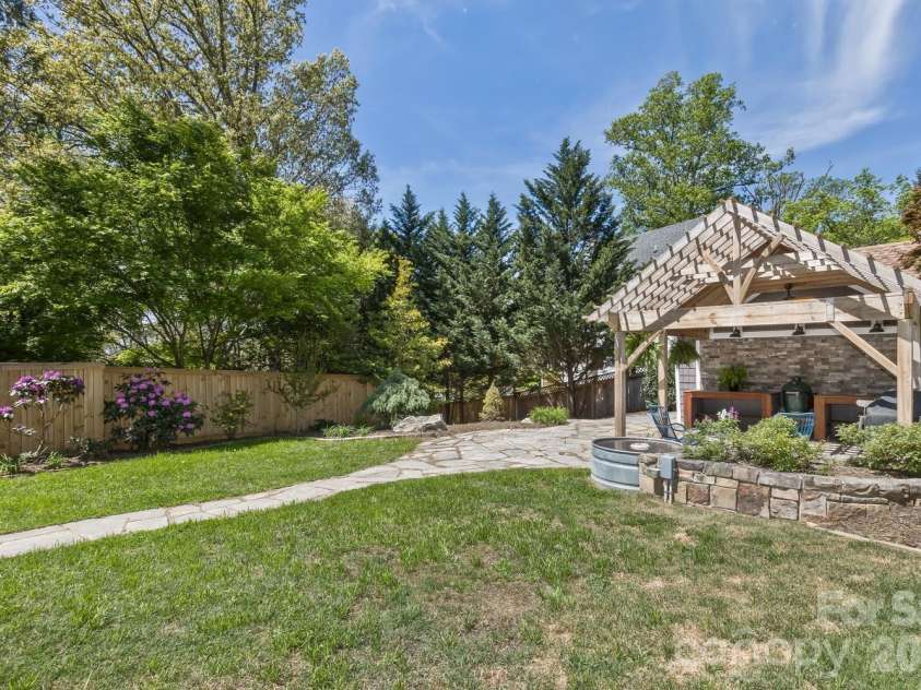 180 Tacoma Circle, Asheville, NC 28801.  MLS# CAR4370430, YatesRealty ID 14884. Outdoor kitchen