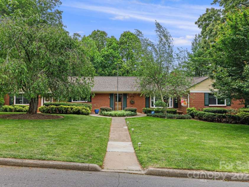 4 Dogwood Road, Asheville, NC 28804.  MLS# CAR4243244, YatesRealty ID 14886. 