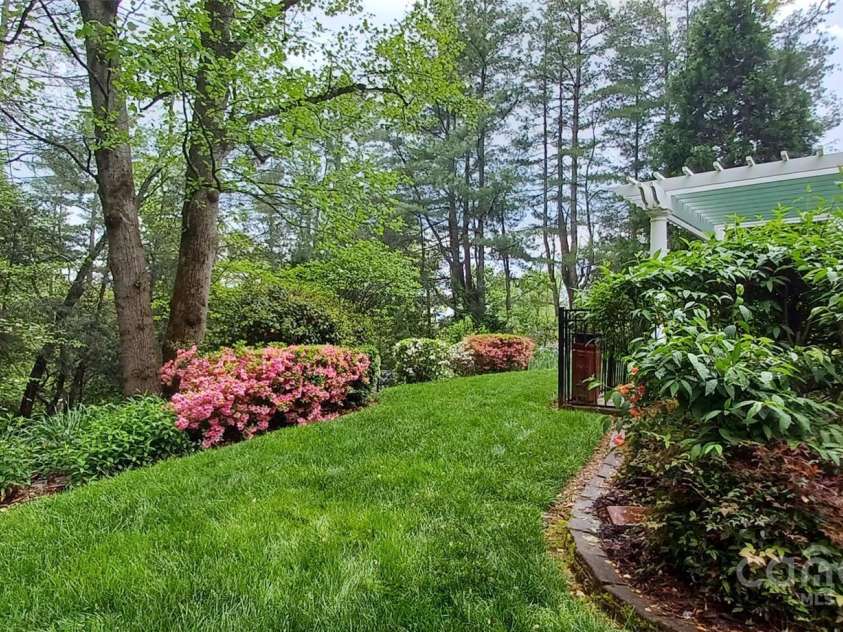 4 Dogwood Road, Asheville, NC 28804.  MLS# CAR4243244, YatesRealty ID 14886. 