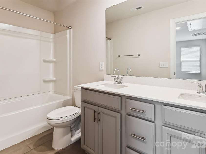 13210 Kenworth Road, Charlotte, NC 28278.  MLS# CAR4249081, YatesRealty ID 14887. Upstairs Bath
