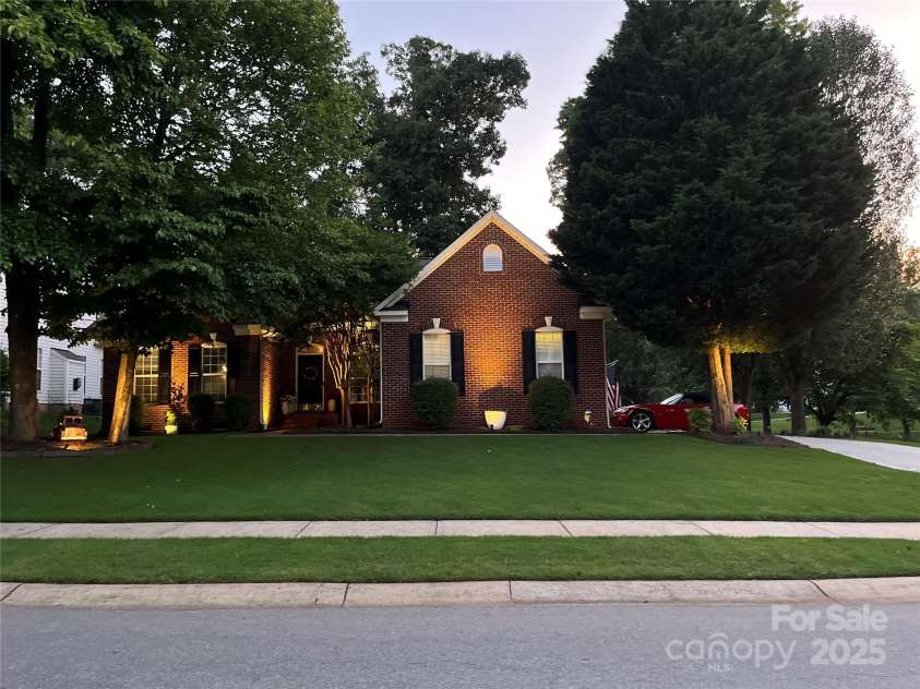10011 Spring Park Drive, Charlotte, NC 28269.  MLS# CAR4253717, YatesRealty ID 14889. 