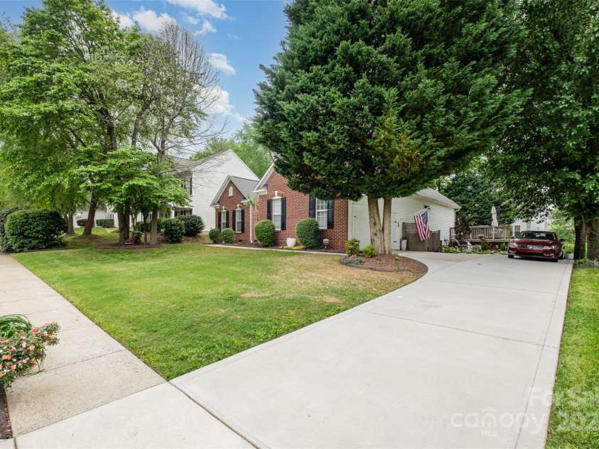 10011 Spring Park Drive, Charlotte, NC 28269.  MLS# CAR4253717, YatesRealty ID 14889. 