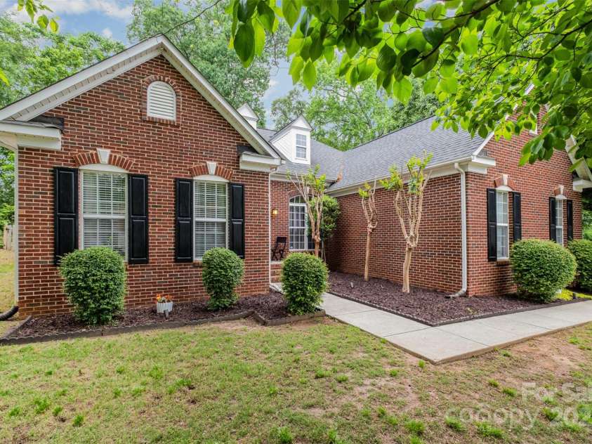 10011 Spring Park Drive, Charlotte, NC 28269.  MLS# CAR4253717, YatesRealty ID 14889. 