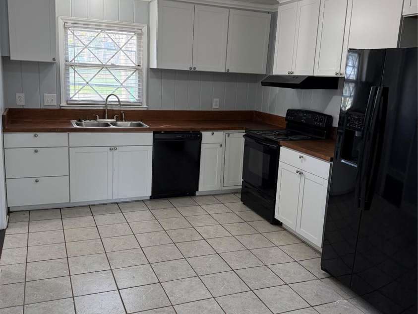 4723 Westcrest Drive, Charlotte, NC 28208.  MLS# CAR4362546, YatesRealty ID 14890. 