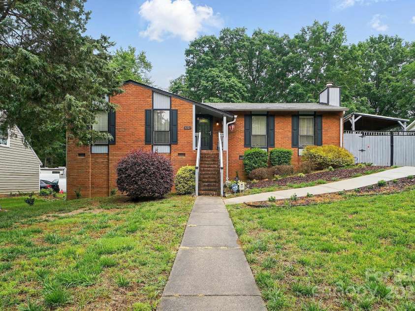 6221 Thermal Road, Charlotte, NC 28211.  MLS# CAR4255283, YatesRealty ID 14891. 