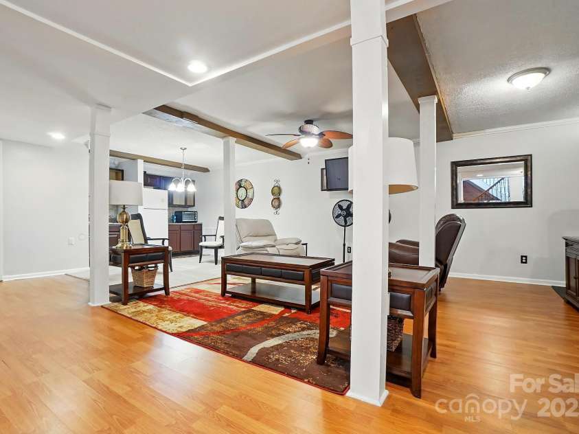 6221 Thermal Road, Charlotte, NC 28211.  MLS# CAR4255283, YatesRealty ID 14891. 