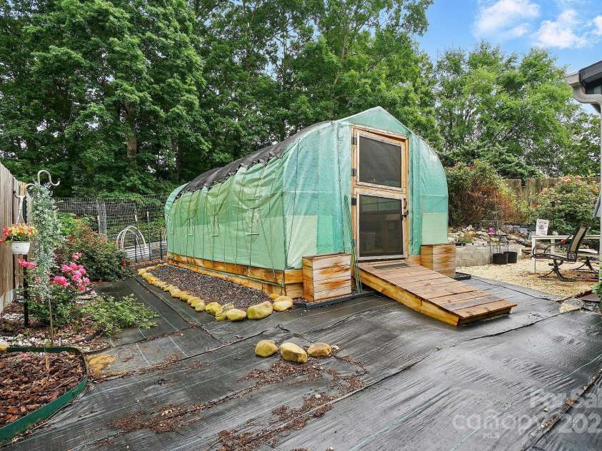 6221 Thermal Road, Charlotte, NC 28211.  MLS# CAR4255283, YatesRealty ID 14891. 