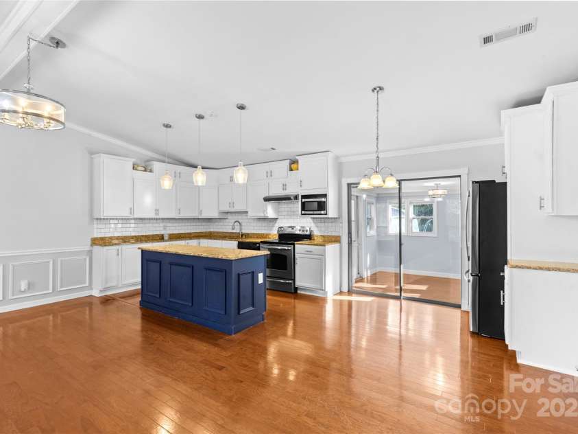 6221 Thermal Road, Charlotte, NC 28211.  MLS# CAR4320750, YatesRealty ID 14891. 