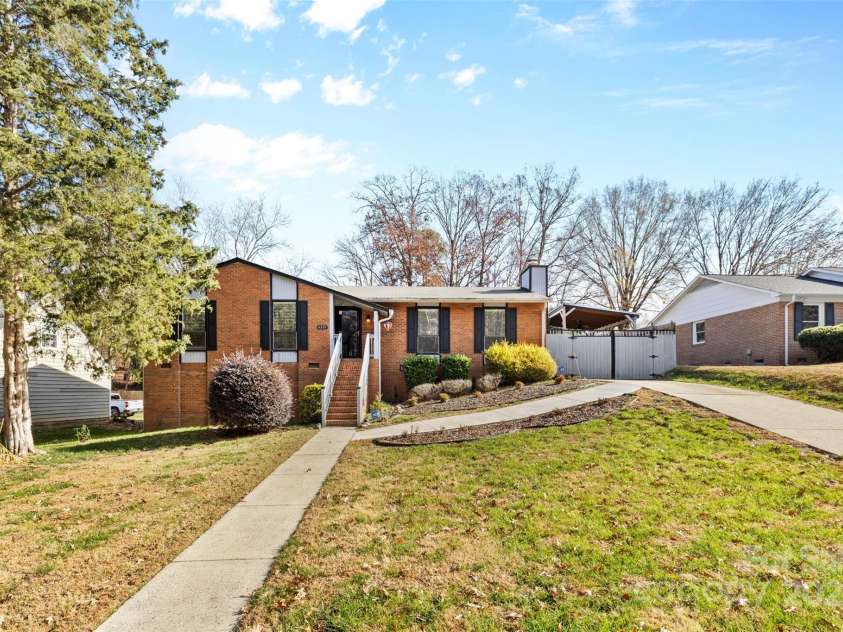 6221 Thermal Road, Charlotte, NC 28211.  MLS# CAR4320750, YatesRealty ID 14891. 