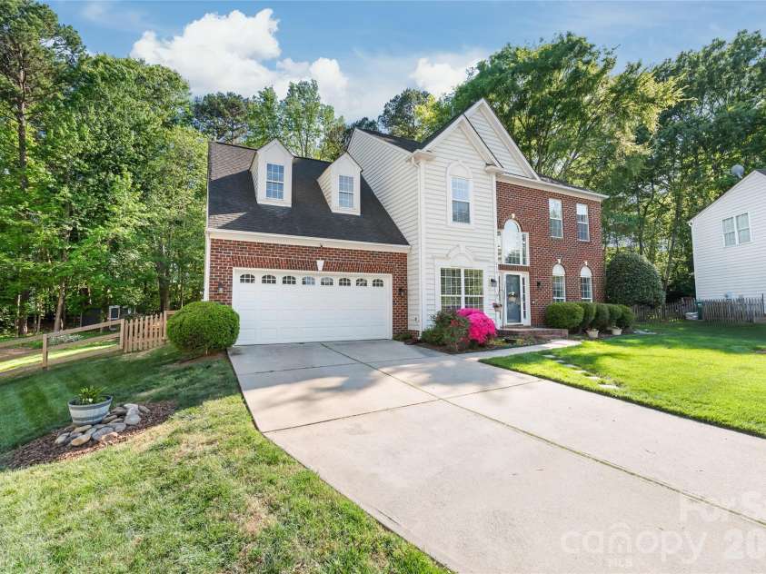936 Timber Knoll Drive, Matthews, NC 28105.  MLS# CAR4368324, YatesRealty ID 14894. 