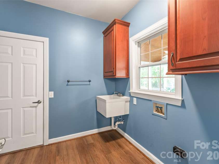 936 Timber Knoll Drive, Matthews, NC 28105.  MLS# CAR4368324, YatesRealty ID 14894. 