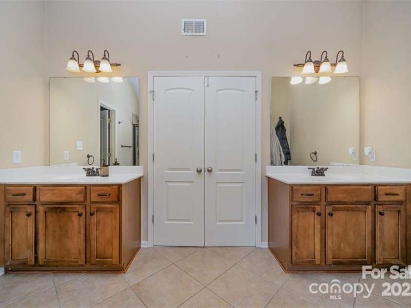 10515 Greenhead View Road, Charlotte, NC 28262.  MLS# CAR4258434, YatesRealty ID 14895. 