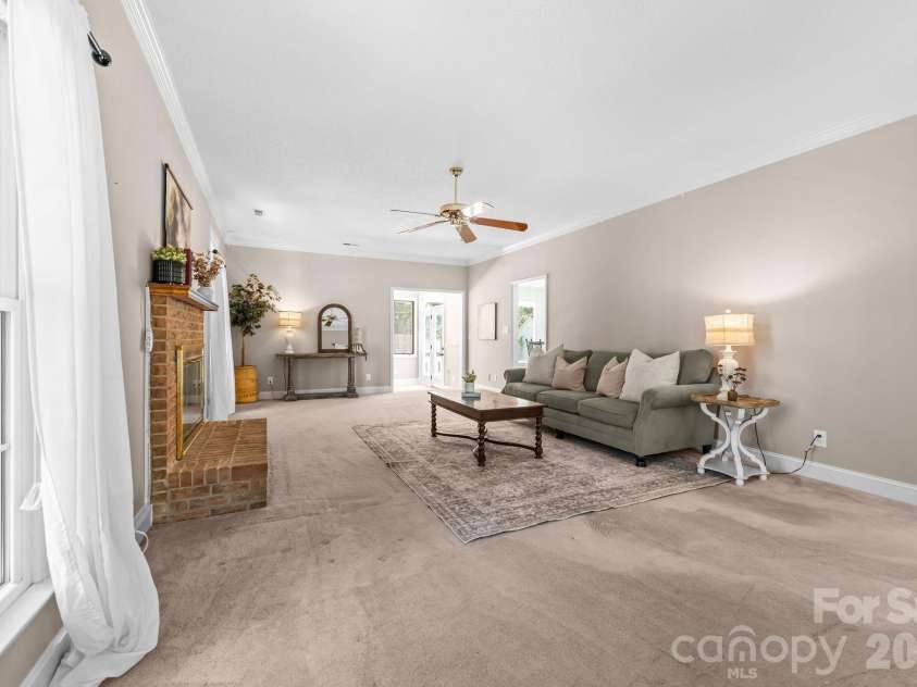 2726 Kirkholm Drive, Matthews, NC 28105.  MLS# CAR4370998, YatesRealty ID 14895. Breakfast area in kitchen