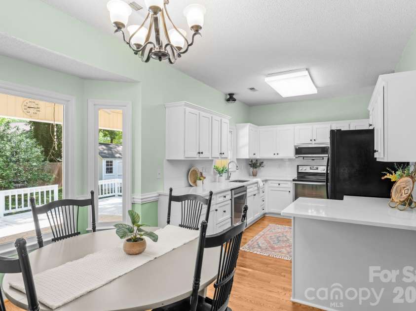 2726 Kirkholm Drive, Matthews, NC 28105.  MLS# CAR4370998, YatesRealty ID 14895. Breakfast area open to kitchen