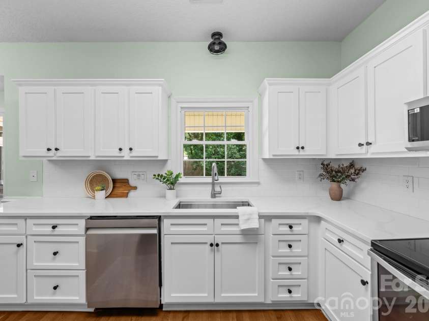 2726 Kirkholm Drive, Matthews, NC 28105.  MLS# CAR4370998, YatesRealty ID 14895. Quartz counters