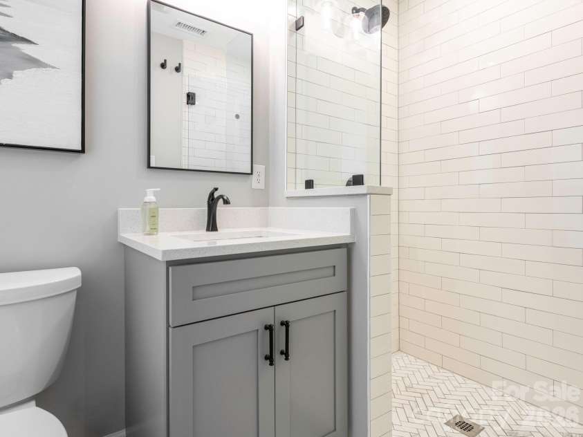 11628 Shandon Circle, Charlotte, NC 28226.  MLS# CAR4369077, YatesRealty ID 14896. 