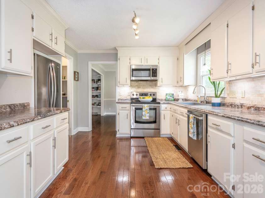 11628 Shandon Circle, Charlotte, NC 28226.  MLS# CAR4369077, YatesRealty ID 14896. 