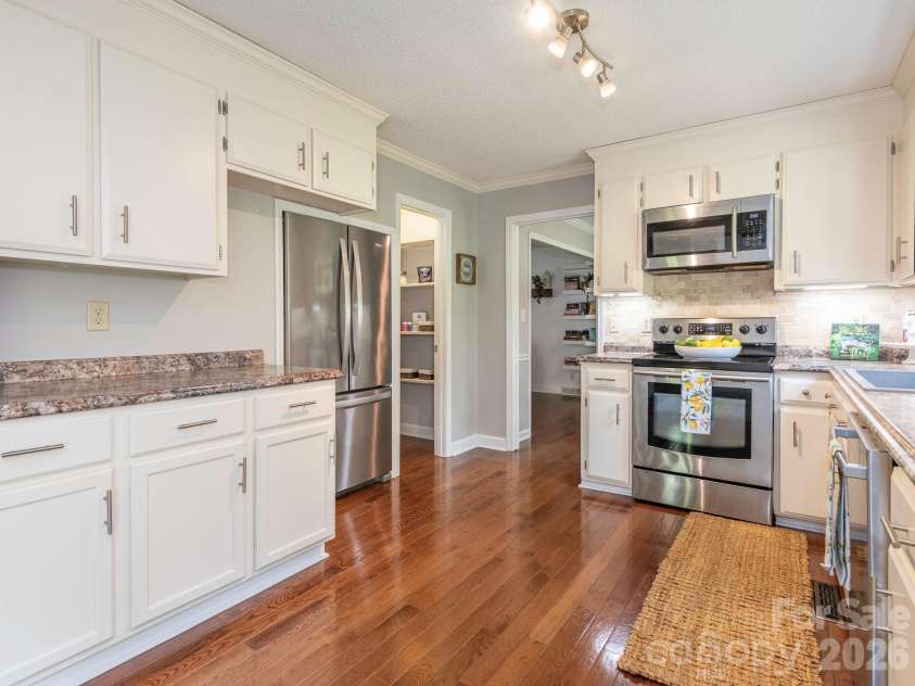 11628 Shandon Circle, Charlotte, NC 28226.  MLS# CAR4369077, YatesRealty ID 14896. 
