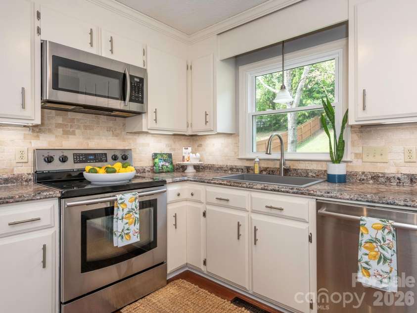 11628 Shandon Circle, Charlotte, NC 28226.  MLS# CAR4369077, YatesRealty ID 14896. 